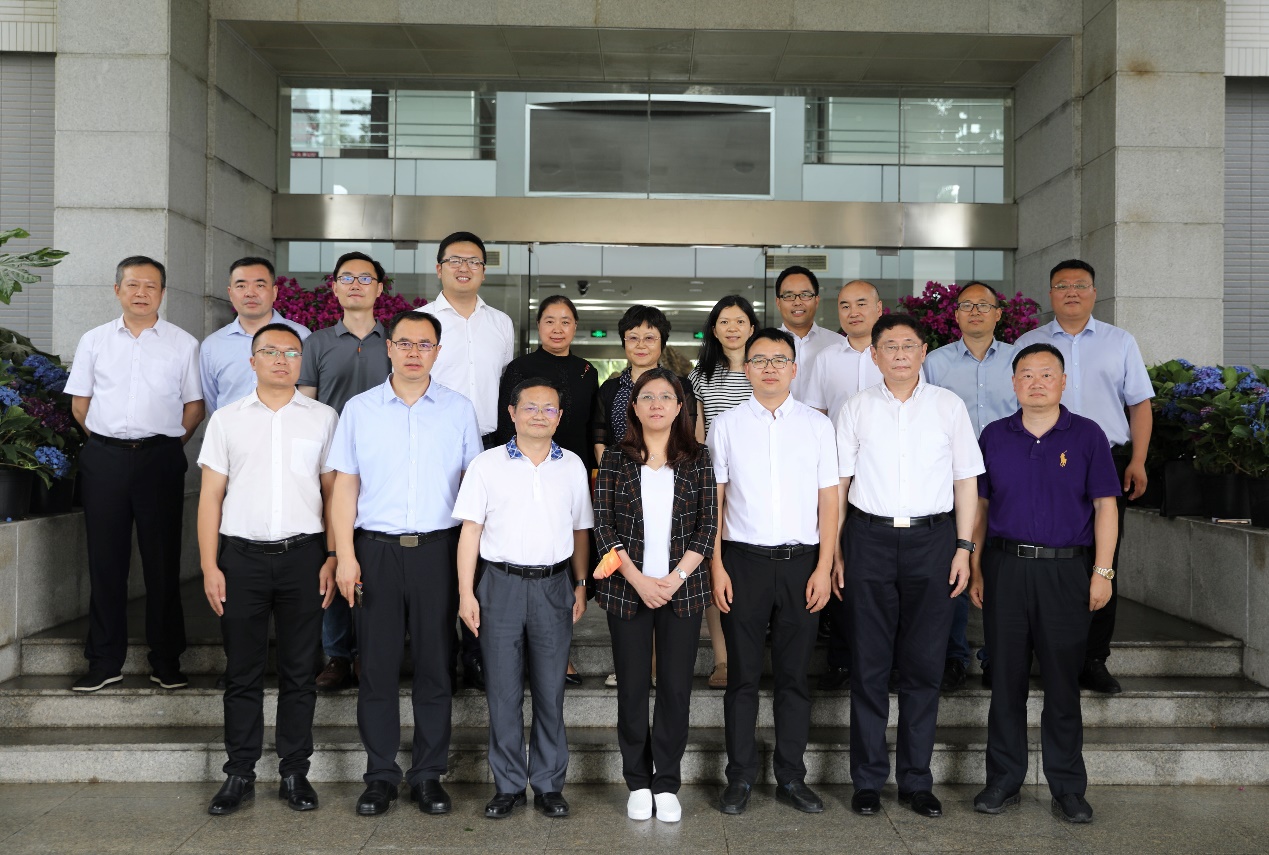 乐投(中国)letou·官方网页版,与东南大学签订产学研战略合作协议，瞿磊获颁“东南大学至善教育贡献奖”